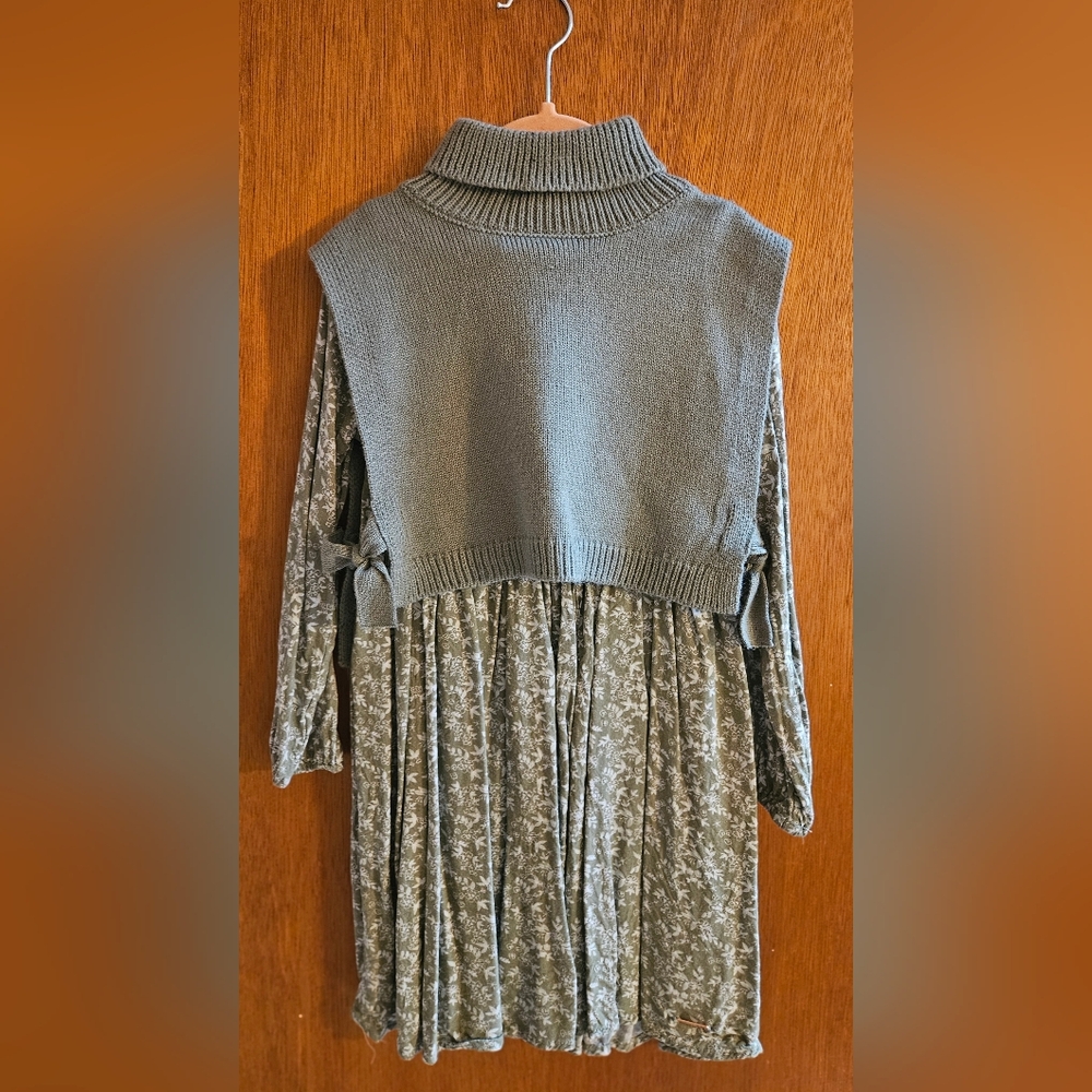 Tahari Green Shrug Sweater with Elegant Design